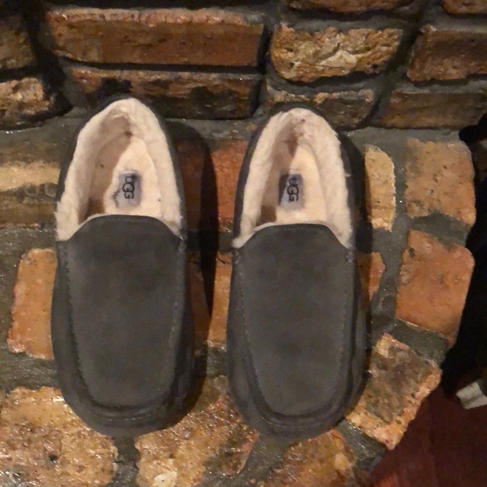 Men’s Gray suede with shearling Uggs.